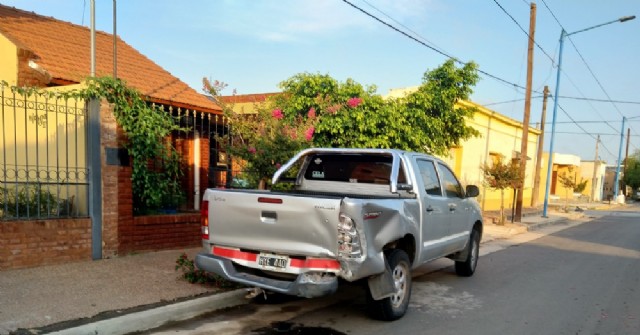 Chocó a una camioneta estacionada y se fugó